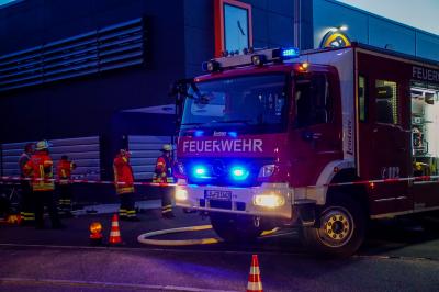 Ditzingen: Muell entzuendet sich in Lagerhalle einer Firma in Ditzingen